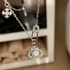 Broche de Flor de Lirio Estilo Francés Plata Cepillada Collar Saturno para Mujer, Incrustado con Diamantes Rosas, Accesorio de Cadena para Suéter de Gama Alta de Nicho, Moderno