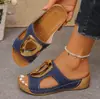 Sandálias de Cunha Transfronteiriças Novo Estilo Europeu e Americano para Mulheres, Chinelos Slip-On de Boca de Peixe Planos de Verão com Fivela de Metal, Moda para Uso ao Ar Livre