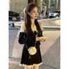 Conjunto adelgazante de principios de otoño europeo, nuevo estilo 2026 para mujeres petite, estilo suave, conjunto de dos piezas con vestido de punto de color contrastante