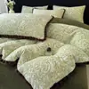 2026 Novo Veludo Esculpido Veludo de Leite Bola de Pelo de Coelho Luxo Leve Coloração Tridimensional Queimado Jacquard de Veludo de Leite Conjunto de Quatro Peças Pelo
