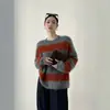 Suéter azul listrado de gola redonda estilo preguiçoso, um novo design outono/inverno para mulheres, oferecendo um visual sofisticado e relaxado com uma malha solta, macia e confortável