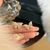 Pendientes de botón de perla y mariposa estilo INS de lujo ligero para mujer, versátiles, elegantes, de alta gama, personalizados, dulces y geniales, exquisitas joyas para la oreja, modernos~