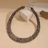 Colar Geométrico Europeu e Americano Retro com Estampa de Leopardo Costurada, Gargantilha de Luxo Leve de Nicho, Colar Versátil da Moda, Joia para Mulheres com Toque de Alto Padrão