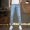 Pantalones de mezclilla elástica ajustados estilo Hong Kong para hombre, nueva colección de otoño, casuales y modernos, con detalles bordados, versátiles y elegantes, pantalones largos de pierna ajustada
