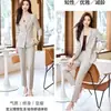 Conjunto de terno profissional feminino para primavera e outono, adequado para uso no escritório e deslocamento, apresentando um blazer de cor sólida e calças de corte justo, criando um conjunto de trabalho sofisticado e elegante