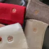 Bufanda Elegante de Punto Cruz Bordada con Flores Cálidas y Blancas para Mujer en Otoño e Invierno, de Gama Alta, Cálida y Versátil