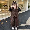Conjunto de Outono para Meninas 2026 Novo Estilo Coreano Camisa Básica de Manga Longa para Crianças Pequenas, Colete com Estampa de Leopardo Conjunto de Três Peças Tendência