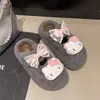 Lindas pantuflas de algodón con lazo, adorables y femeninas, diseño mullido, nuevo estilo 2026, pantuflas de dibujos animados de Hello Kitty para mujer, suela gruesa, adecuadas para otoño e invierno