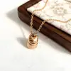 Oferta Especial Colar Estilo Coreano em Aço Titânio para Mulheres, Moderno e Versátil Pingente de Alta Qualidade que Preserva a Cor Corrente de Aço Titânio, Modelo Pequena Margarida Mais Vendido