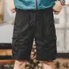 Bermuda de trabalho stretch estilo americano para homens, calça funcional de comprimento médio estilo montanha retrô moderna, com bolsos grandes, de algodão, na cor verde militar.