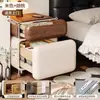 Mesita de noche de madera maciza en estilo crema vintage, nuevo modelo 2026, caja fuerte integrada, mueble de almacenamiento de lujo ligero para dormitorio del hogar