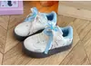 Zapatillas casuales para niñas 2026 suaves y lindas patrón bordado de gatito y pez lazo a cuadros suela suave versátiles zapatos de caña baja