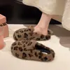 Novas pantufas femininas de algodão, coleção outono/inverno 2026, design slip-on, estilo coreano, pelúcia, sola plana, quentes e adequadas para uso externo