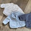 26 Roupas Estilo Coreano para Bebês e Crianças Pequenas Primavera e Outono Jaqueta de Lã Infantil Gola Meio-Alta à Prova de Vento Quente Estilosa Manga Longa Roupa Exterior