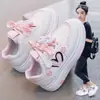 Zapatillas para Niñas 2026 Primavera y Otoño Nuevo Estilo Coreano Zapatos Deportivos Infantiles Zapatos Casuales de Suela Blanda con Dibujos Animados para Niñas Mayores