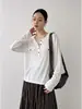 Suéter tricotado branco casual e descontraído com gola Henley para mulheres, perfeito para o início do outono, com um design simples e elegante, modelagem solta e mangas compridas, ideal como peça base