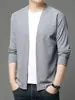 Nuevo cárdigan casual de primavera temprana para hombre, chaqueta ligera para jóvenes y mediana edad, camisa transpirable a la moda para aire acondicionado, prenda exterior sin botones, estilo capa