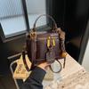 Bolso pequeño popular para mujer de este año 2024 nueva moda bolso caja portátil textura retro de alta calidad estilo extranjero bolso bandolera