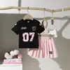 Nuevo Conjunto de Dos Piezas para Bebé y Niños Primavera/Verano 2025 Estilo Academia con Estampado, Manga Corta + Falda Plisada de Corte A