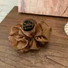 Presilha de cabelo floral estilo coreano para outono e inverno, presilha de tubarão de tecido elegante para mulheres, acessório de cabelo versátil para estilizar o cabelo na parte de trás da cabeça
