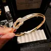 Pulseira requintada de moda europeia e americana estilo ins, pulseira feminina simples e elegante, acessório versátil de nicho de luxo leve, atacado