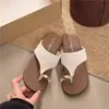 Sandalias planas sin cordones para mujer con hebilla metálica estilo francés, chanclas de playa de color liso con bloques de color vintage para el verano 2026