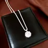 Collar con colgante redondo de circonita cúbica deslumbrante estilo coreano, una cadena de clavícula ligera y minimalista de moda, perfecto para el uso diario y el trabajo.
