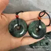 Venta al por mayor de fábrica Colgante hebilla de paz Piedra del Rey de la Medicina de Jade de Xizang colgante de jade nada colgante de jade gota de agua colgante de jade suministro en vivo