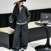 Conjunto de otoño moderno y casual para niñas: un elegante conjunto de sudadera de dos piezas, nueva colección 2026, pantalones de pierna ancha a cuadros estilo coreano para niñas mayores