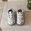 Zapatos de niña primavera y otoño 2026 modelo nuevo zapatos casuales para niños zapatillas de niña ligeras zapatos Forrest Gump zapatillas para niños pequeños
