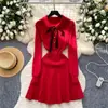 Vestido Vermelho com Laço Feminino 2026 Novo Outono Inicial Petite High-End Cintura Marcada Emagrecedor Curto Plissado