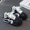 Zapatillas de entrenamiento alemanas para niños 2026 nuevo modelo de otoño para niños y niñas, versión coreana de zapatillas deportivas de malla transpirable, suela suave antideslizante para uso casual
