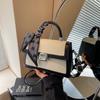 Popular transfronterizo este año bolso de color contrastante para mujer 2025 nueva moda bandolera versátil super popular bolso cuadrado pequeño portátil