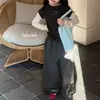 Conjunto de primavera nuevo 2026 estilo coreano para niñas, camiseta gris cielo estrellado KT de dos piezas simuladas y conjunto de pantalones de falda plisada