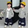 Conjunto Listrado Masculino Primavera e Outono 2026 Novo Estilo Coreano Conjunto de Duas Peças Estiloso e Moderno para Crianças Roupas de Bebê para Meninos