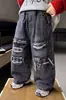 Roupas de Outono para Meninos Jeans Rasgado 2026 Novo Estilo Legal Bonito Moderno Calças de Pernas Retas Estilosas Versáteis Calças Longas de Primavera e Outono