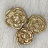 Botões Pequenos de Flor Amassada de Metal em Forma de Camélia Costurados à Mão para Camisas, Tops, Casacos, Trench Coats, Roupas de Exterior Estilo Chanel