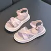 Sandálias de uma tira para meninas, estilo novo, couro macio, sola macia, modernas e versáteis, sapatos da moda para meninas, sandálias de verão vazadas com sola grossa