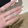 Collar con colgante de trébol de cuatro hojas y diamante, nuevo estilo 2026, lujo ligero, retro, exquisito, diseño de nicho, cadena de clavícula, personalizado
