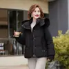Llegada de Invierno Nueva Ropa para Madres Chaqueta de Algodón con Relleno de Plumón con Capucha y Cuello de Piel Estilo Coreano para Mujer Holgada Talla Pequeña Engrosada Cálida Ropa de Algodón