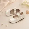 Sapatos sociais duráveis para meninas para shows de aniversário e festas, sapatos de couro de princesa com bico redondo e laço brilhante em estilo de luxo leve vintage