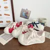 Tênis Esportivo 2026 Outono Novo Design Sense Bico Redondo Estilo Coreano Xadrez Cadarço Sapatos Brancos Casuais Versáteis Tênis de Skate Feminino