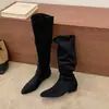 Botas elegantes y sencillas de punta hasta la rodilla con tacón cuadrado de ante para otoño e invierno, que ofrecen una sensación relajada y son adecuadas para ir al trabajo si se combinan con una falda.