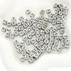 Cuentas cuadradas de acrílico con alfabeto inglés de plata antigua, hechas a mano, para pulseras y collares.