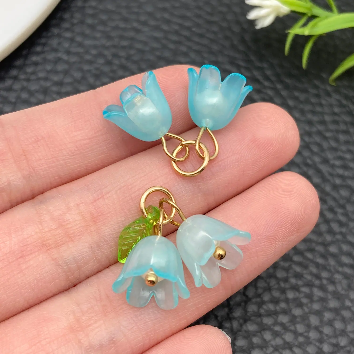23267-成品-透明蓝色亚克力绿叶双个铃兰花22x20mm