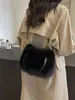 Estilo nuevo transfronterizo 2026, envío directo de un solo artículo, bolso de mano dulce y moderno para otoño/invierno, bolso cruzado de felpa, lujo ligero
