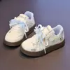Zapatos Casuales de Peluche Lindos para Niños 2026 Otoño Nuevos Zapatos Blancos para Niñas Tallas Medianas y Grandes Moda Versátil Zapatos Deportivos