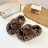 Novas pantufas de algodão infantis cruzadas com estampa de leopardo para outono e inverno de 2026, para uso interno e externo, com sola plana, para meninas, pantufas fofas combinando para casa e família