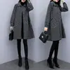 Nuevo Abrigo Cálido Forrado de Tallas Grandes Otoño/Invierno 2026 para Mujeres Gordas Estilo Coreano Holgado Adelgazante de Longitud Media Moderno