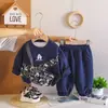 Conjunto de Roupa de Outono para Meninos 2026 Nova Moda Bebê Primavera/Outono Moletom Estiloso Manga Longa com Bolsa Transversal Conjunto de Duas Peças Atacado